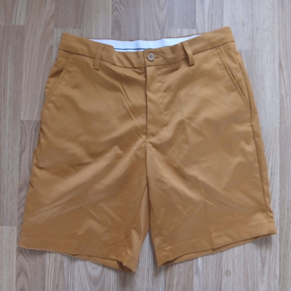 Amazon Essentials Men's Shorts In good condition.  Size 33